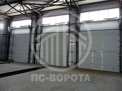 Промышленные секционные ворота со встроенной дверью